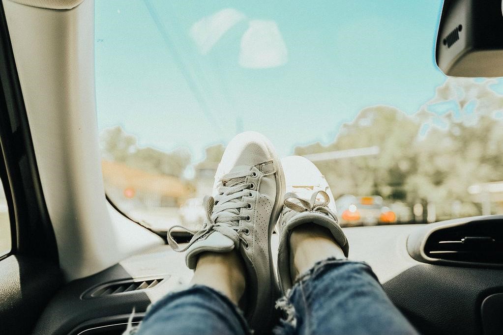 تصویر از چرا نباید پای خود را روی داشبورد ماشین قرار دهیم؟
